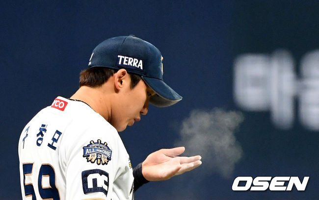 5회초 2사에서 NC 구창모가 두산 허경민에 2루타를 허용하며 아쉬워하고 있다. /jpnews@osen.co.kr