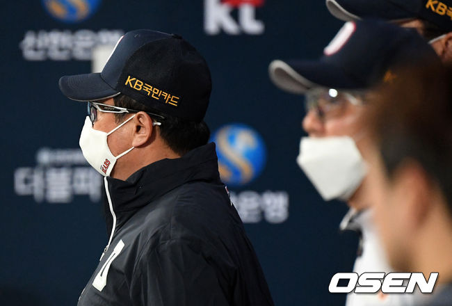 23일 오후 서울 고척스카이돔에서 '2020 신한은행 SOL KBO리그' 한국시리즈 5차전 NC 다이노스와 두산 베어스의 경기가 열렸다.3회말 두산 김태형 감독이 경기를 바라보고 있다. /sunday@osen.co.kr