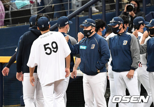 NC는 시리즈 성적 3승2패로 앞서 나가며 남은 6~7차전에서 1승만 거두면 창단 첫 한국시리즈 우승 트로피를 차지하게 된다. 2승2패에서 3승을 선점한 팀은 우승 확률이 82%(11차례 중 9번 우승)였다.경기 종료 후 NC 이동욱 감독이 선수들과 승리의 기쁨을 나누고 있다./sunday@osen.co.kr