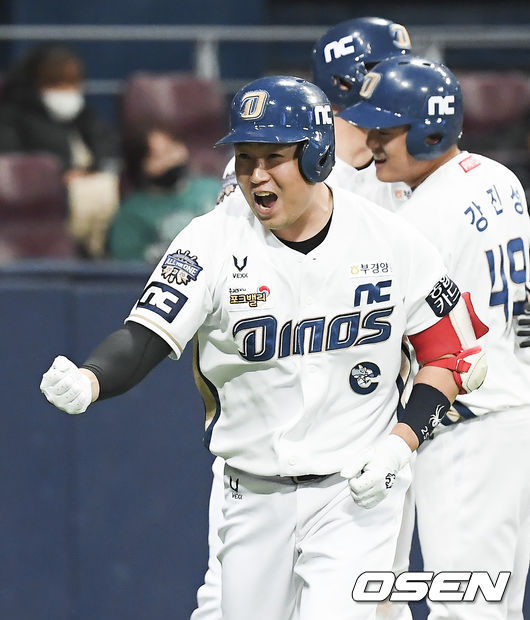 6회말 1사 1루 NC 양의지가 2점 홈런을 날리고 홈을 밟은뒤 환호하고 있다. / soul1014@osen.co.kr