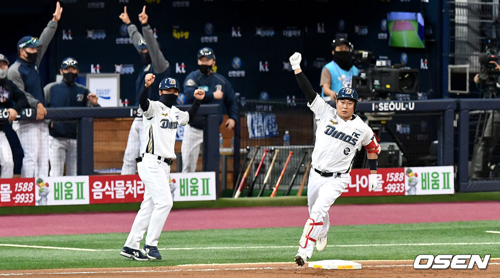 23일 오후 서울 고척스카이돔에서 ‘2020 신한은행 SOL KBO리그’ 포스트시즌 한국시리즈 2차전 NC 다이노스와 두산 베어스의 경기가 열렸다.6회말 1사 1루 상황 NC 양의지가 달아나는 중월 투런포를 날리고 그라운드를 돌며 손을 번쩍 들고 있다. / dreamer@osen.co.kr