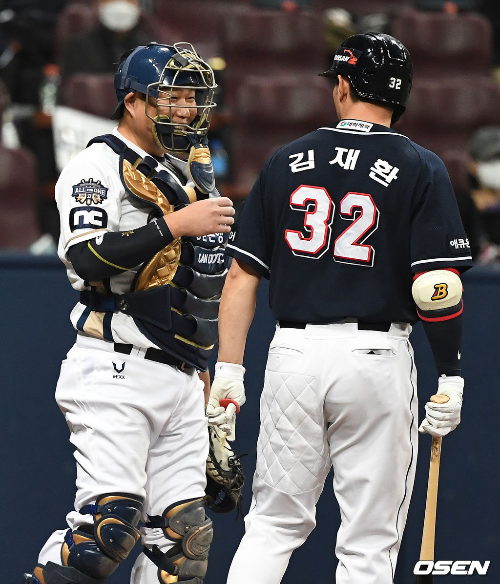 6회초 무사 선두타자로 나선 두산 김재환 타석 때 NC 포수 양의지가 볼판정을 스트라이크로 착각해 삼진으로 판단, 공을 1루수에게 던졌다. 이후 볼 선언을 알고 타자 김재환을 향해 미안한 미소를 짓는 양의지. / dreamer@osen.co.kr