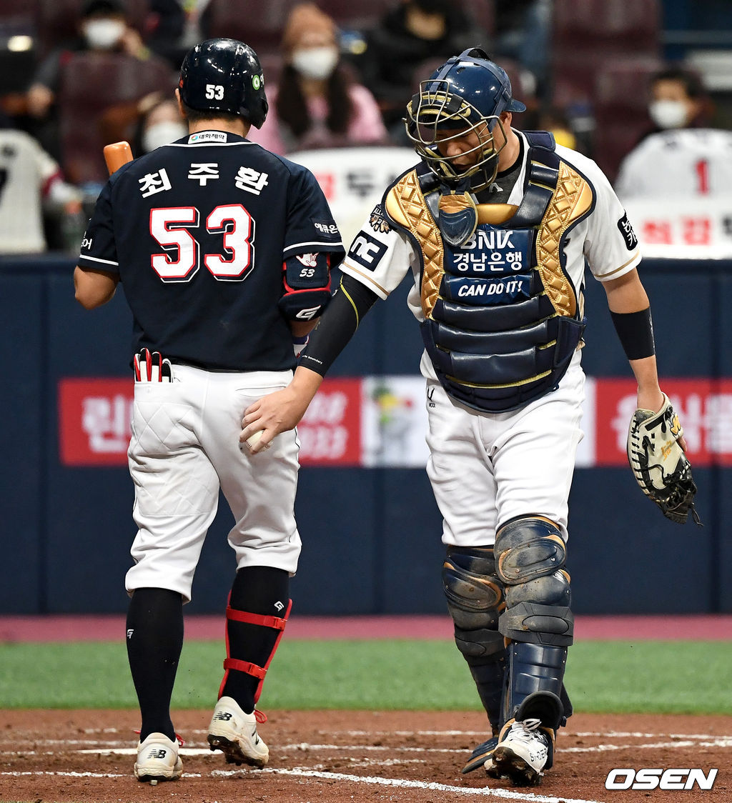 3회초 무사 선두타자로 나선 두산 최주환이 삼진으로 물러날 때 NC 포수 양의지가 태그 하고 있다. / dreamer@osen.co.kr