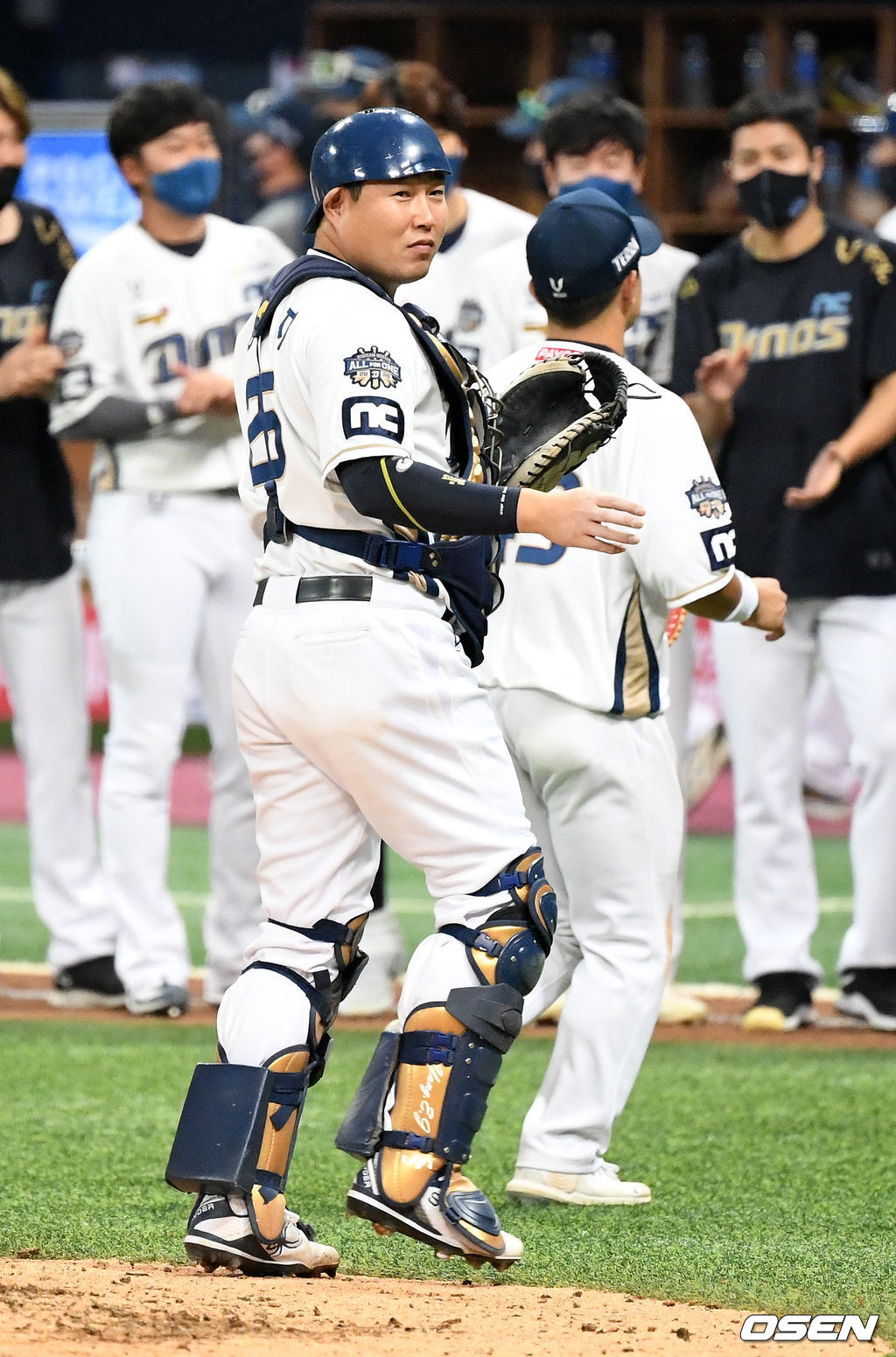 NC는 17일 서울 고척스카이돔에서 열린 ‘2020 신한은행 SOL KBO리그’ 포스트시즌 두산과의 한국시리즈 1차전에서 5-3으로 승리했다.경기 종료 후 NC 양의지가 두산 선수단을 바라보고 있다. /sunday@osen.co.kr