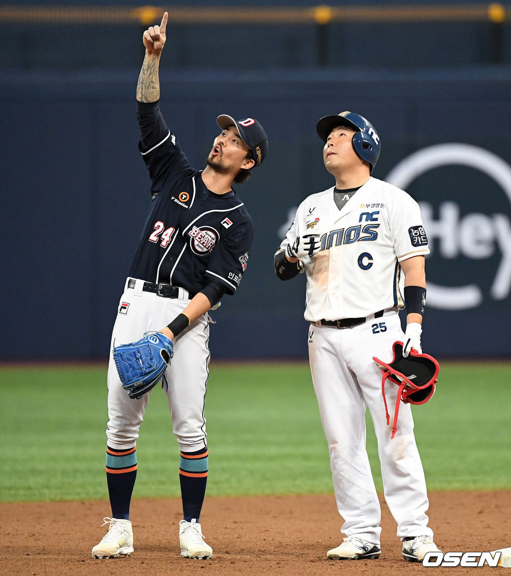 18일 오후 서울 고척스카이돔에서 '2020 신한은행 SOL KBO리그' 한국시리즈 2차전 NC 다이노스와 두산 베어스의 경기가 열렸다.9회말 무사에서 NC 양의지가 고척돔 천장을 맞추는 좌전 2루타를 치고 2루에서 두산 오재원과 타구에 대해 이야기하고 있다./sunday@osen.co.kr