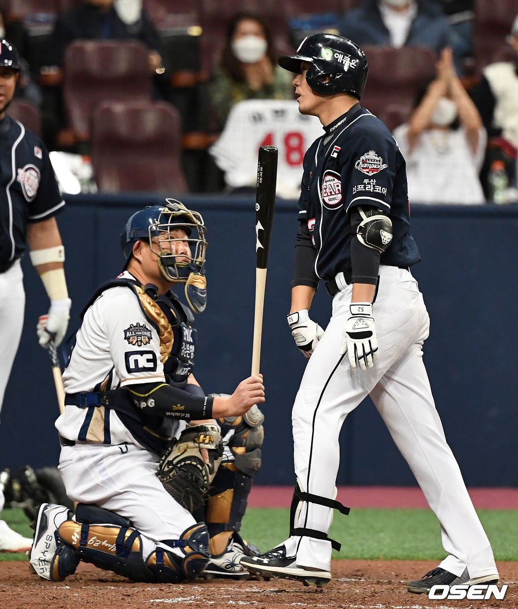 4회초 무사 선두타자로 나선 두산 김재호가 달아나는 좌월 솔로포를 날리고 홈을 밟을 때 NC 포수 양의지가 배트를 건네고 있다. / dreamer@osen.co.kr