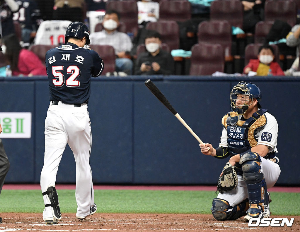 18일 오후 서울 고척스카이돔에서 '2020 신한은행 SOL KBO리그' 한국시리즈 2차전 NC 다이노스와 두산 베어스의 경기가 열렸다.4회초 무사에서 NC 양의지가 홈런 세리머니를 하는 두산 김재호의 배트를 들고 기다리고 있다./sunday@osen.co.kr