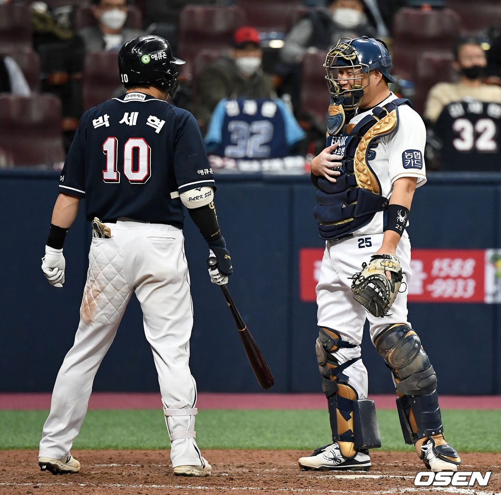 17일 오후 서울 고척스카이돔에서 ‘2020 신한은행 SOL KBO리그’ 한국시리즈 1차전 NC 다이노스와 두산 베어스의 경기가 열렸다.8회초 2사 1루 상황 두산 박세혁의 오른쪽 폴을 살짝 비켜가는 파울 타구 때 포수 양의지가 깜짝 놀랐다는 제스처를 보내고 있다. / dreamer@osen.co.kr