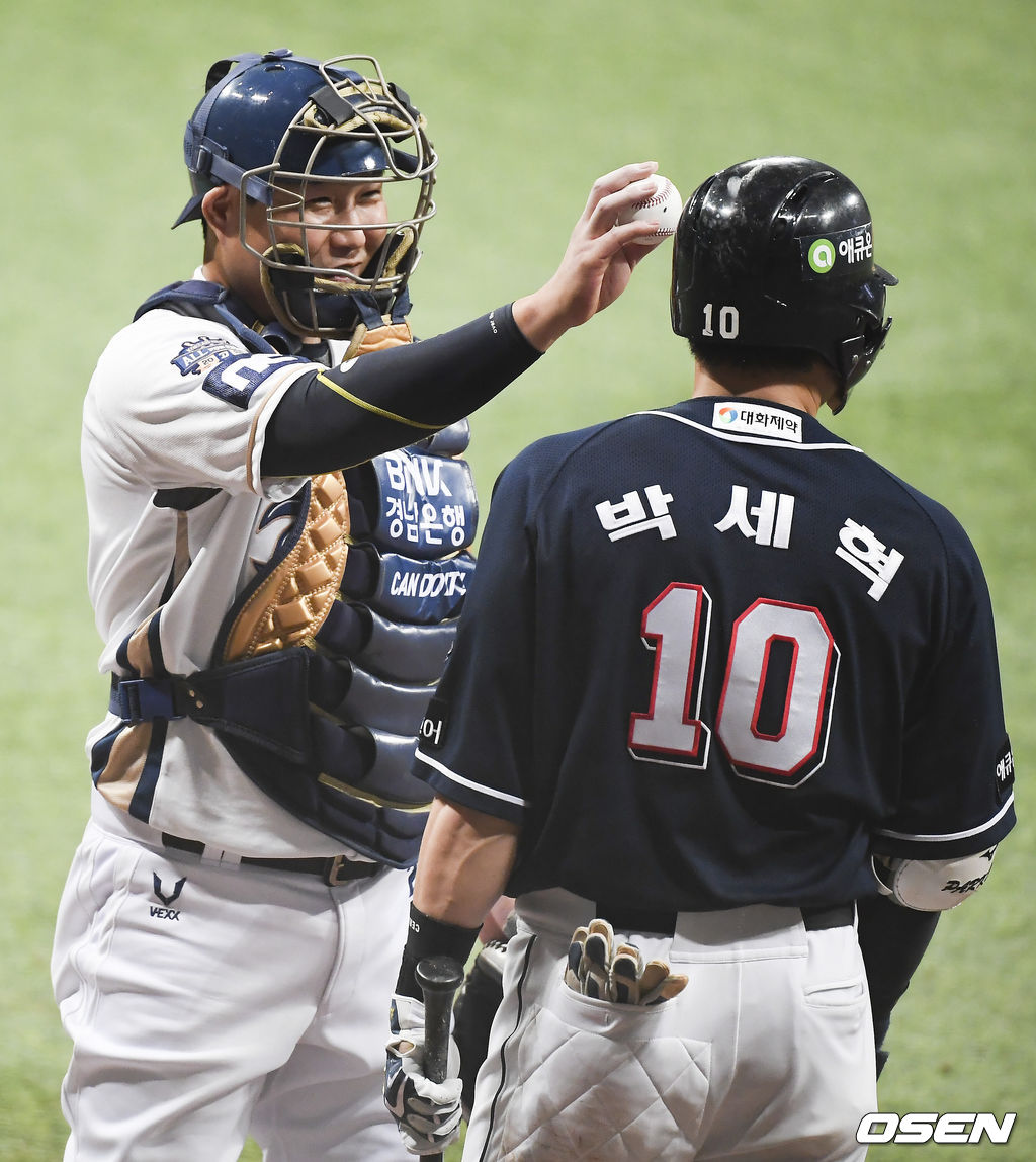 17일 오후 서울 고척스카이돔에서 ‘2020 신한은행 SOL KBO리그’ 한국시리즈 1차전 NC 다이노스와 두산 베어스의 경기가 열렸다.8회초 2사 1루 NC 양의지 포수가 변화구에 속지 않은 박세혁에게 공을 치며 장난을 걸고 있다. / soul1014@osen.co.kr