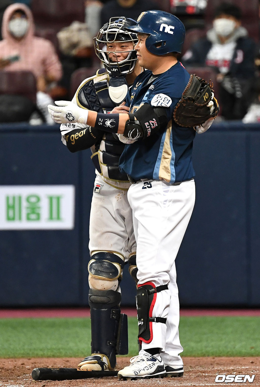 20일 오후 서울 고척스카이돔에서 ‘2020 신한은행 SOL KBO리그’ 포스트시즌 한국시리즈 3차전 두산 베어스와 NC 다이노스의 경기가 열렸다.3회초 2사 주자없는 상황 NC 양의지가 두산 투수 최원준의 공에 몸을 맞자 포수 박세혁이 사과의 제스처를 취하고 있다. / dreamer@osen.co.kr