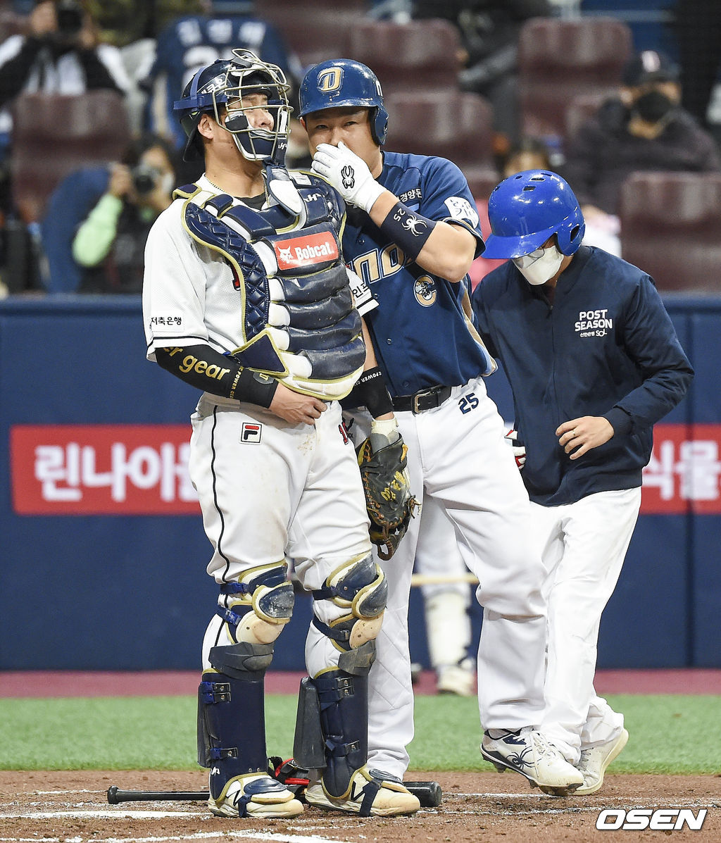20일 오후 서울 고척스카이돔에서 ‘2020 신한은행 SOL KBO리그’ 포스트시즌 한국시리즈 3차전 두산 베어스와 NC 다이노스의 경기가 열렸다.3회초 2사 두산 박세혁 포수가 최원준의 투구에 맞은 양의지를 달래고 있다 / soul1014@osen.co.kr