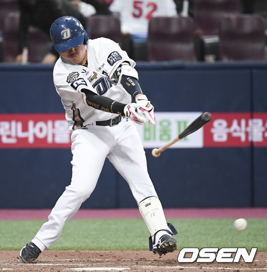 5회말 무사 1루 NC 박석민이 진루타를 날리고 있다 / soul1014@osen.co.kr