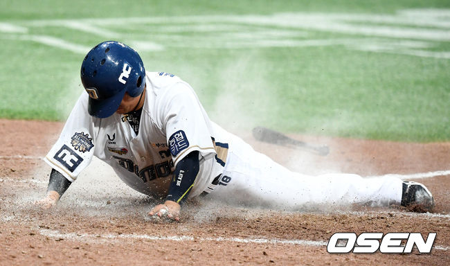 7회말 2사 1,2루에서 NC 박석민이 모창민의 1타점 적시타에 홈에서 슬라이딩 세이프되고 있다. /jpnews@osen.co.kr