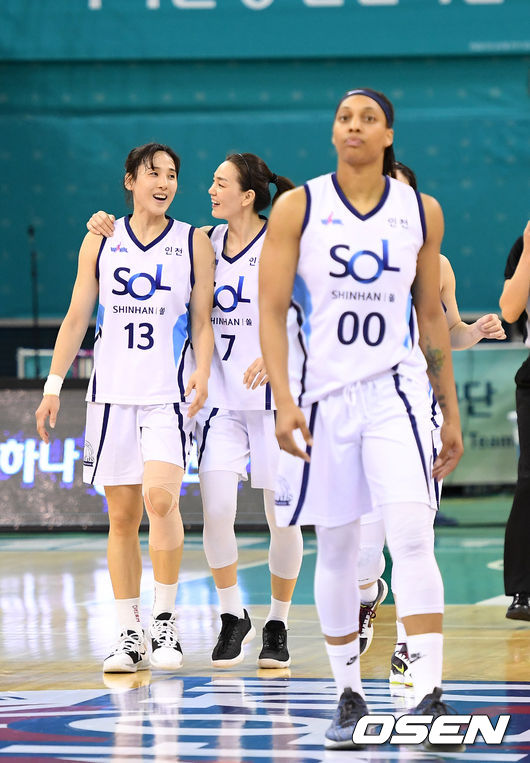 인천 신한은행은 28일 부천실내체육관에서 열린 하나원큐 2019-2020 여자프로농구 부천 하나은행과의 5라운드 경기에서 74-72로 승리했다.경기 종료 후 신한은행 선수들이 승리의 기쁨을 나누고 있다. /sunday@osen.co.kr