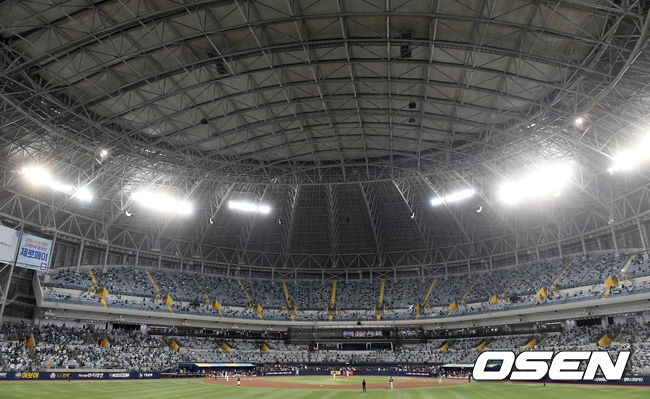 23일 오후 서울 고척스카이돔에서 ‘2020 신한은행 SOL KBO리그’ 포스트시즌 한국시리즈 2차전 NC 다이노스와 두산 베어스의 경기가 열렸다.3회말이 시작되는 가운데 고척돔을 찾은 야구팬들이 한국시리즈를 즐기고 있다. / dreamer@osen.co.kr