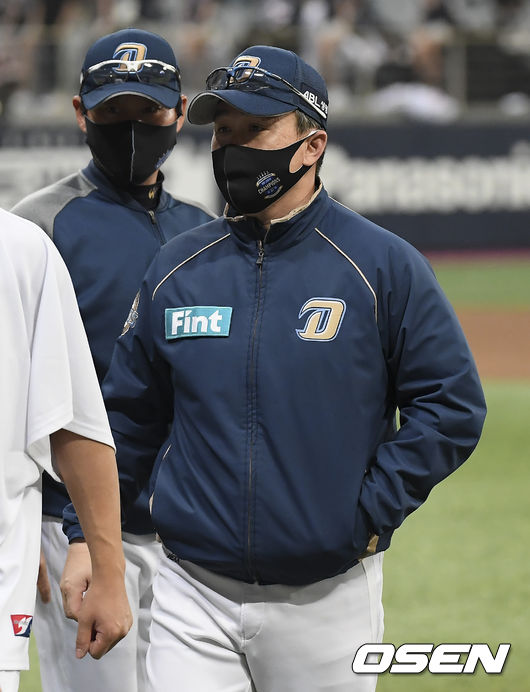 경기종료 후 NC 이동욱 감독이 선수들을 맞이한뒤 그라운드를 빠져나나고 있다.  / soul1014@osen.co.kr