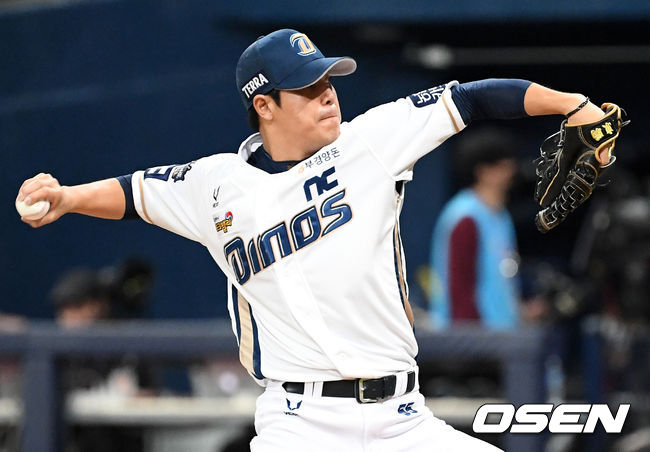 23일 오후 서울 고척스카이돔에서 '2020 신한은행 SOL KBO리그' 한국시리즈 5차전 NC 다이노스와 두산 베어스의 경기가 열렸다.8회초 무사 3루에서 NC 김진성이 역투하고 있다. /sunday@osen.co.kr