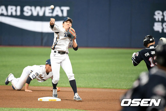 1회초 무사 1루에서 NC 박민우가 두산 정수빈의 유격수땅볼에 허경민을 포스아웃시키고 1루로 송구하고 있다. /jpnews@osen.co.kr