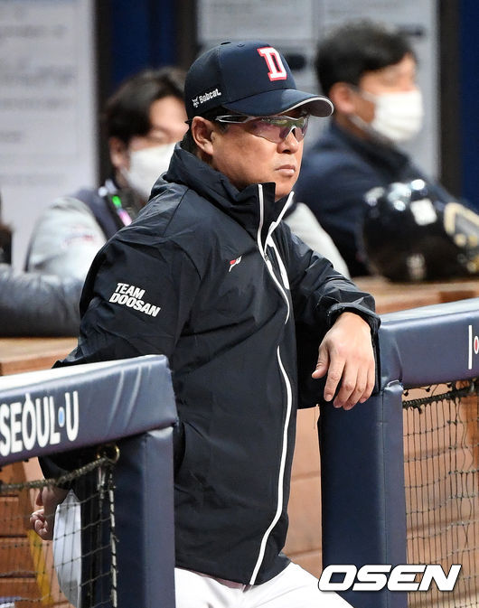 23일 오후 서울 고척스카이돔에서 '2020 신한은행 SOL KBO리그' 한국시리즈 5차전 NC 다이노스와 두산 베어스의 경기가 열릴 예정이다.경기에 앞서 두산 김태형 감독이 더그아웃에서 훈련 중인 선수들을 바라보고 있다. /sunday@osen.co.kr