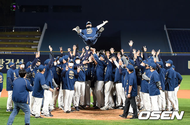 이로써 NC는 시즌 81승 53패 5무의 성적을 찍으며 남아있던 정규리그 우승의 매직넘버 1을 지웠다. 지난 2011년 창단 이후 9년 만에 창단 첫 정규리그 우승을 달성했다.NC다이노스 김택진 구단주가 선수들에 헹가래를 받고 있다. /youngrae@osen.co.kr