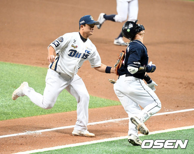 4회초 1사 2,3루에서 NC 강진성이 두산 박세혁의 1루땅볼에 직접 태그아웃시키고 있다. /jpnews@osen.co.kr
