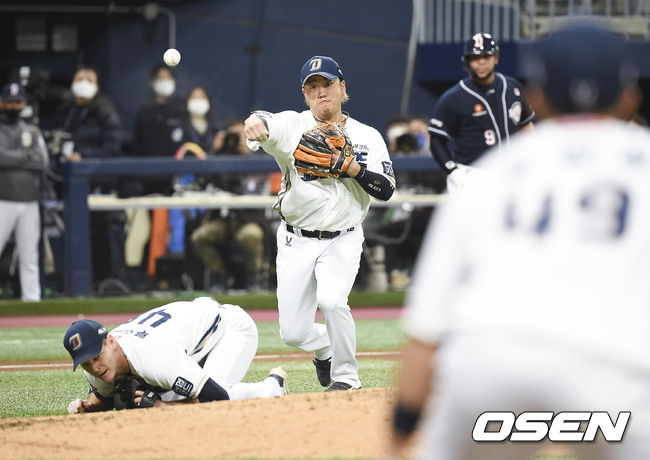 24일 오후 서울 고척스카이돔에서 ‘2020 신한은행 SOL KBO리그’ 포스트시즌 한국시리즈 6차전 NC 다이노스와 두산 베어스의 경기가 열렸다.4회초 무사 2,3루 두산 박건우의 내야땅볼타구를 박석민 3루수가 포구한뒤 1루 송구하고 있다. / soul1014@osen.co.kr
