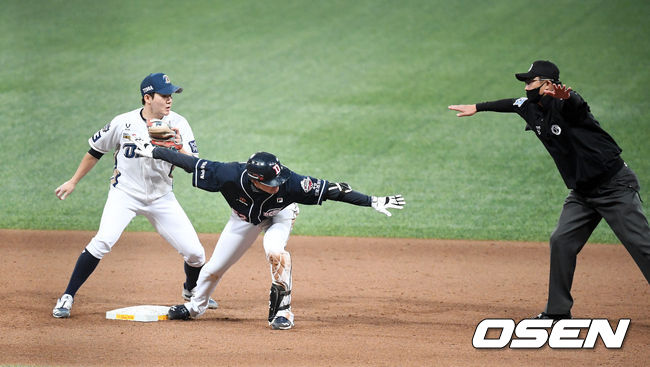 7회초 2사 3루에서 두산 김재호가 1타점 적시 2루타를 날리고 세이프되고 있다. /jpnews@osen.co.kr