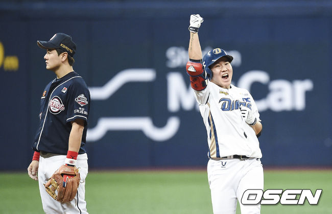 6회말 2사 만루 NC 박민우가 2타점 적시 2루타를 날린뒤 환호하고 있다. / soul1014@osen.co.kr