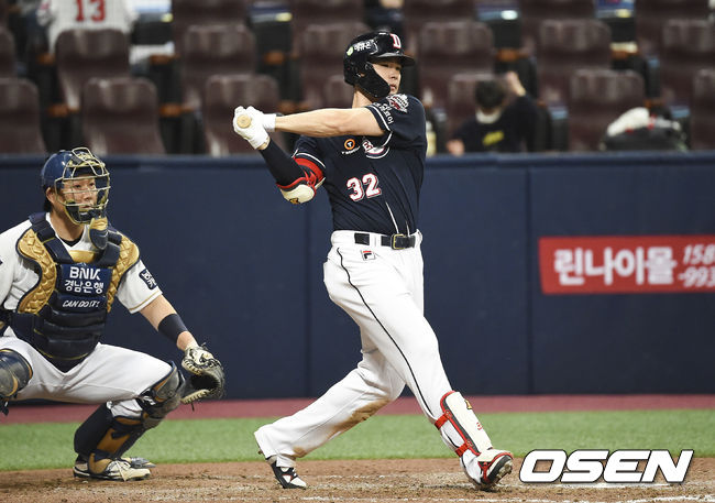 7회초 1사 2,3루 두산 김재환이 1타점 희생타를 날리고 있다. / soul1014@osen.co.kr