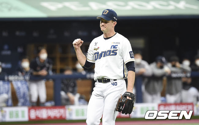 24일 오후 서울 고척스카이돔에서 ‘2020 신한은행 SOL KBO리그’ 포스트시즌 한국시리즈 6차전 NC 다이노스와 두산 베어스의 경기가 열렸다.4회초 실점 위기 넘긴 NC 선발투수 루친스키가 주먹을 쥐며 환호하고 있다.  / soul1014@osen.co.kr