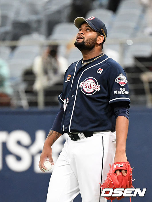 5회말 2사 1,2루에서 NC 이명기에게 우전 적시타를 허용한 알칸타라가 아쉬워하고 있다. /sunday@osen.co.kr