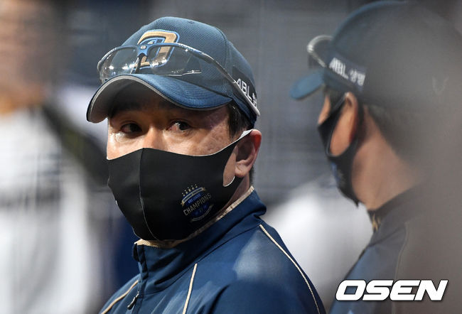 6회말 NC 이동욱 감독이 경기를 지켜보고 있다. /jpnews@osen.co.kr