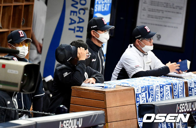 4회 두산 김태형 감독을 비롯한 코칭스태프가 경기를 지켜보고 있다. /jpnews@osen.co.kr
