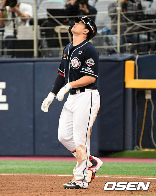 5회초 1사 2루에서 두산 김재환이 외야플라이로 물러나며 아쉬워하고 있다. /sunday@osen.co.kr