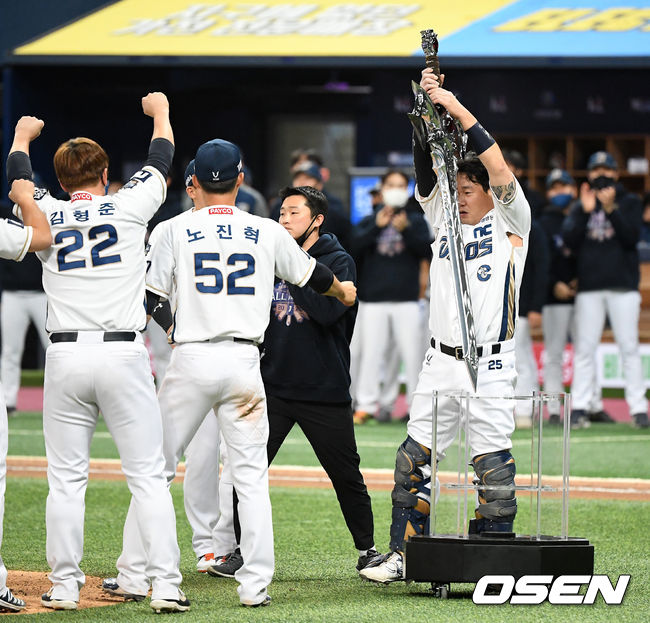 NC는 24일 서울 고척스카이돔에서 열린 2020시즌 KBO리그 한국시리즈 6차전에서 두산에 4-2로 승리했다. 시리즈 전적 4승 2패로 우승 트로피를 차지했다. 1승2패에서 내리 3연승, 정규 시즌에 이어 통합 우승의 축포를 터뜨렸다.우승을 확정지은 NC 양의지가 검을 뽑는 세리머니를 펼치고 있다./sunday@osen.co.kr