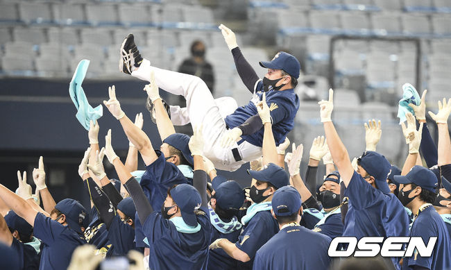 시상식에서 NC 이동욱 감독이 헹가래를 받고 있다. / soul1014@osen.co.kr