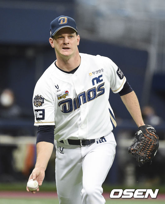 24일 오후 서울 고척스카이돔에서 ‘2020 신한은행 SOL KBO리그’ 포스트시즌 한국시리즈 6차전 NC 다이노스와 두산 베어스의 경기가 열렸다.5회초 2사 2루 두산 김재호의 투수 앞 땅볼을 잡은 NC 루친스키가 1루로 송구하고 있다.  / soul1014@osen.co.kr