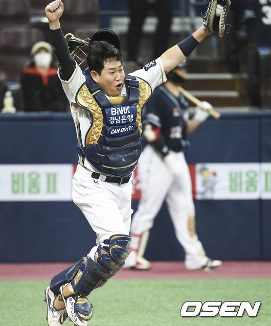 우승확정뒤 양의지가 환호화고 있다. / soul1014@osen.co.kr