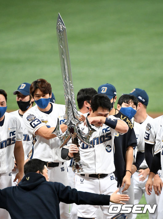 NC가 우승을 차지하며 자사 게임의 집행검을 들고 세리머니를 하고 있다. 눈물 흘리는 양의지. /jpnews@osen.co.kr