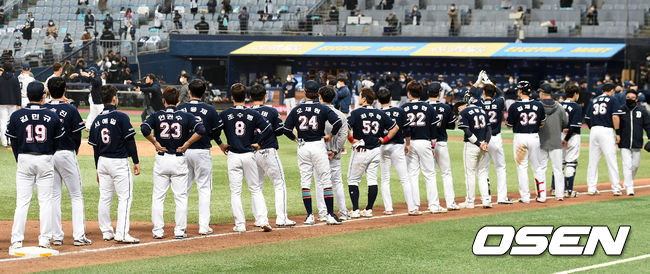 NC 다이노스가 창단 첫 한국시리즈 우승을 차지했다. NC는 24일 서울 고척스카이돔에서 열린 2020시즌 KBO리그 한국시리즈 6차전에서 두산에 4-2로 승리했다. 시리즈 전적 4승 2패로 우승 트로피를 차지했다. 1승2패에서 내리 3연승, 정규 시즌에 이어 통합 우승의 축포를 터뜨렸다.경기 종료 후 두산 선수들이 NC 선수들에게 박수를 보내고 있다./sunday@osen.co.kr