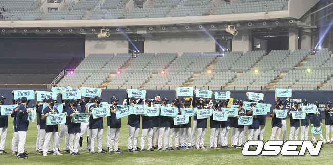 NC 다이노스가 창단 첫 한국시리즈 우승을 차지했다. NC는 24일 서울 고척스카이돔에서 열린 2020시즌 KBO리그 한국시리즈 6차전에서 두산에 4-2로 승리했다. 시리즈 전적 4승 2패로 우승 트로피를 차지했다. 1승2패에서 내리 3연승, 정규 시즌에 이어 통합 우승의 축포를 터뜨렸다. 한국시리즈 우승 뒤 NC 선수들이 팬들에게 인사를 하고 있다. / soul1014@osen.co.kr