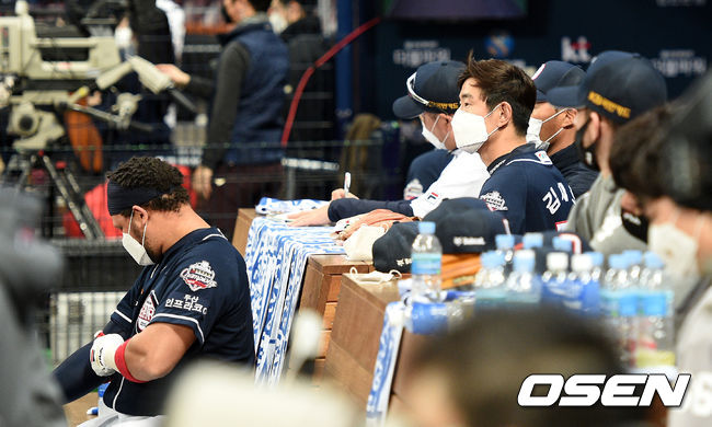 9회초 두산 선수들이 더그아웃에서 경기를 바라보고 있다. /sunday@osen.co.kr