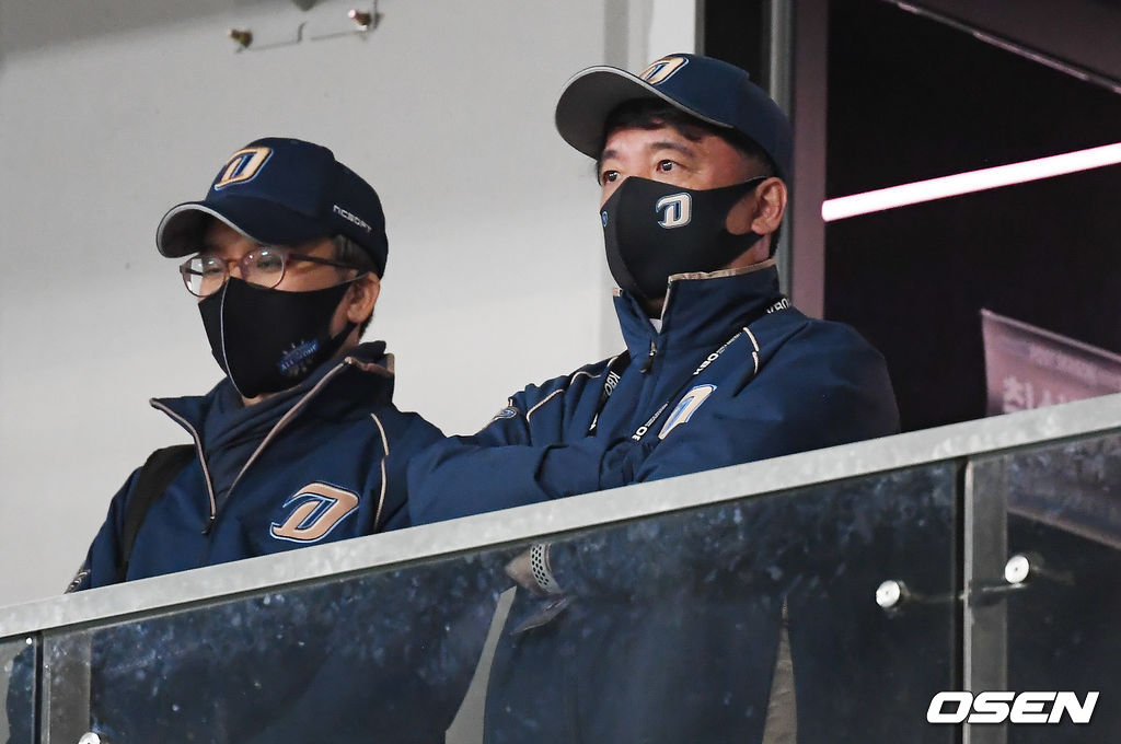 17일 ‘2020 신한은행 SOL KBO리그’ 한국시리즈 1차전 경기장을 찾은 NC 김택진 구단주가 그라운드를 바라보고 있다. / soul1014@osen.co.kr