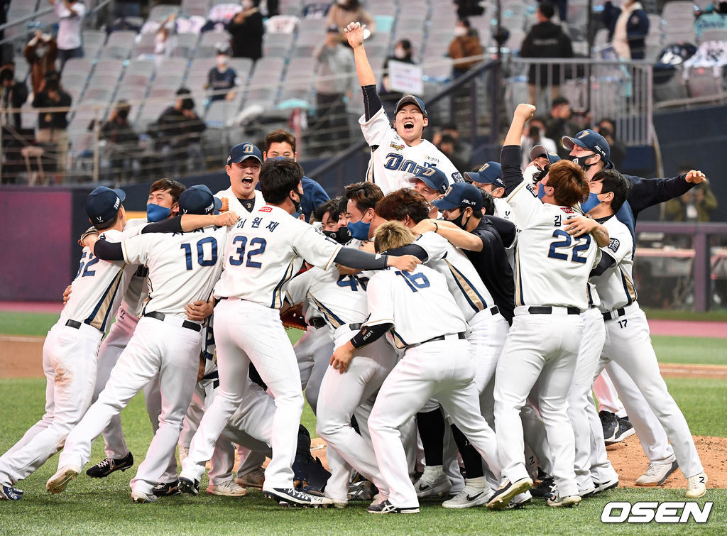 24일 한국시리즈 6차전에서 우승을 확정 지은 NC 선수들이 그라운드로 나와 우승의 기쁨을 나누고 있다.  / sunday@osen.co.kr