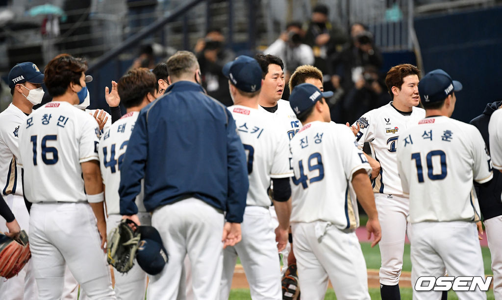 24일 한국시리즈 6차전에서 우승을 확정 지은 NC 선수들이 김택진 구단주가 가져온 물건을 바라보고 있다. / sunday@osen.co.kr