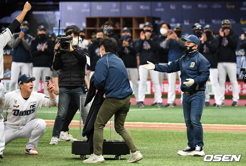 24일 한국시리즈 6차전에서 그라운드를 방문한 NC 김택진 구단주가 자사 게임 속 대표 검을 본떠 만든 트로피를 선보이고 있다. / sunday@osen.co.kr