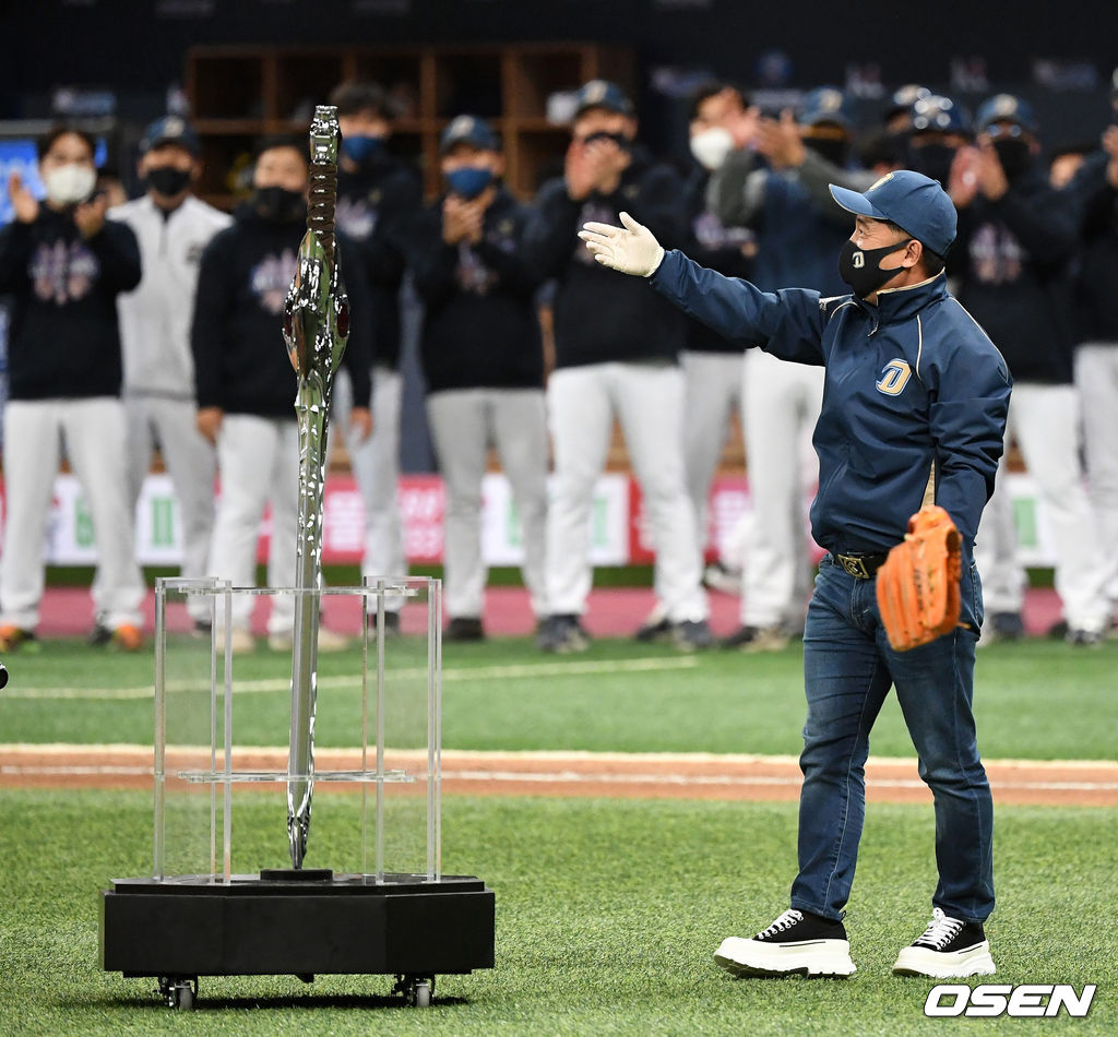 24일 한국시리즈 6차전에서 그라운드를 방문한 NC 김택진 구단주가 자사 게임 속 대표 검을 본떠 만든 트로피를 선보이고 있다. / sunday@osen.co.kr