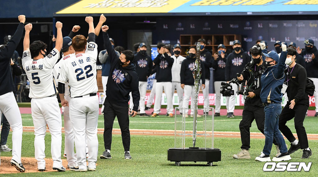 24일 한국시리즈 6차전에서 그라운드를 방문한 NC 김택진 구단주가 자사 게임 속 대표 검을 본떠 만든 트로피를 선보이며 선수들과 환호하고 있다. / sunday@osen.co.kr