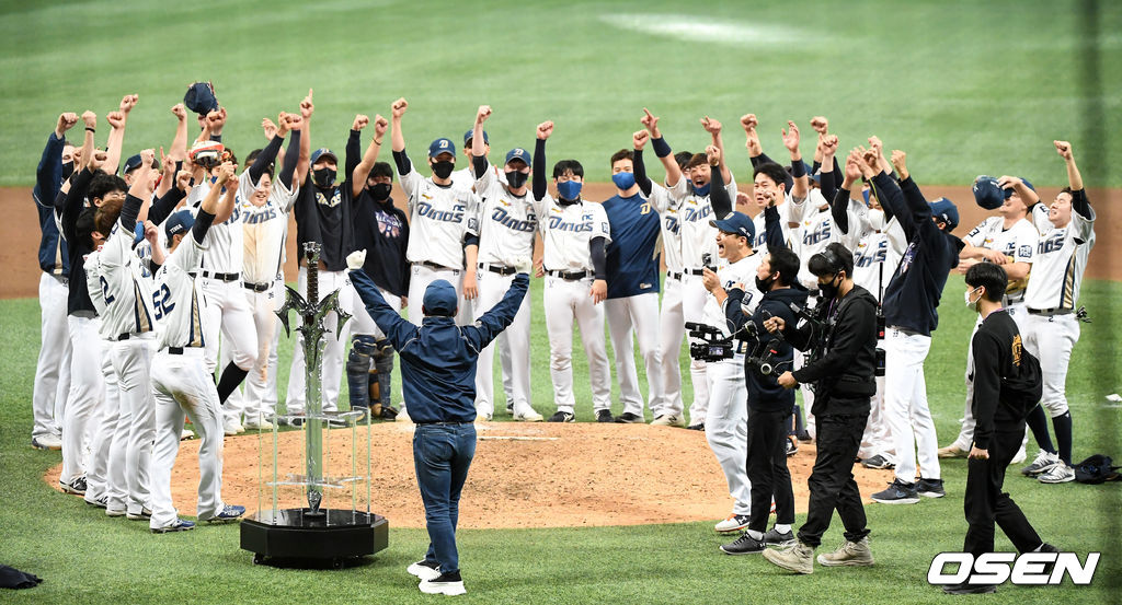 24일 한국시리즈 6차전에서 그라운드를 방문한 NC 김택진 구단주가 자사 게임 속 대표 검을 본떠 만든 트로피를 선보이며 선수들과 환호하고 있다. / jpnews@osen.co.kr