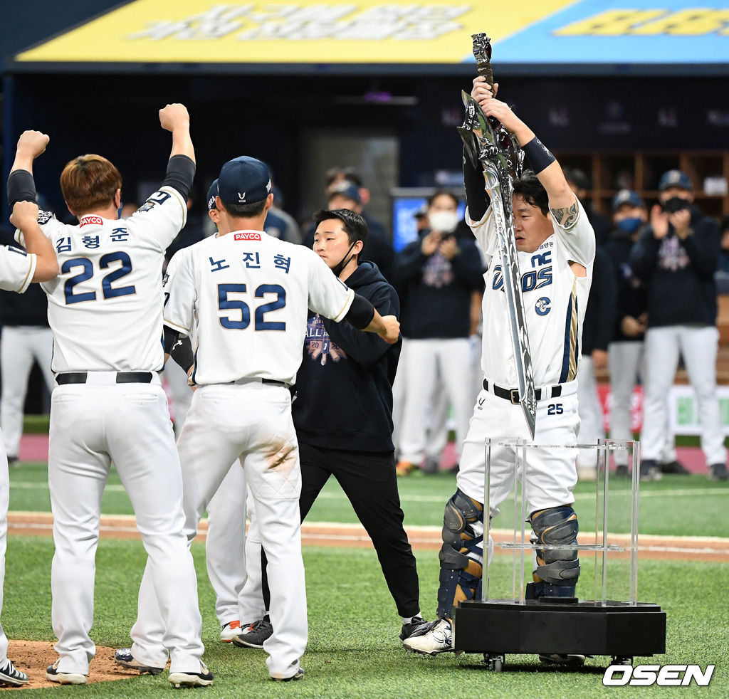 24일 한국시리즈 6차전에서 우승을 확정 지은 NC 양의지가 '집행검' 세리머니를 펼치고 있다. / sunday@osen.co.kr